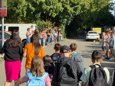 Zahlreiche Schüler haben sich zum Empfang aufgereiht