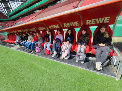 Gruppenbild der Schülerinnen auf der Auswechselbank