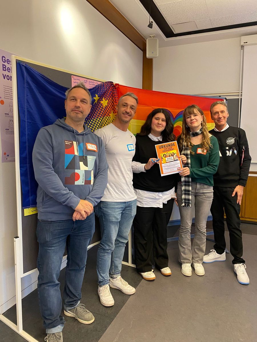 Gruppenfoto Treffen Schule der Vielfalt mit Urkunde