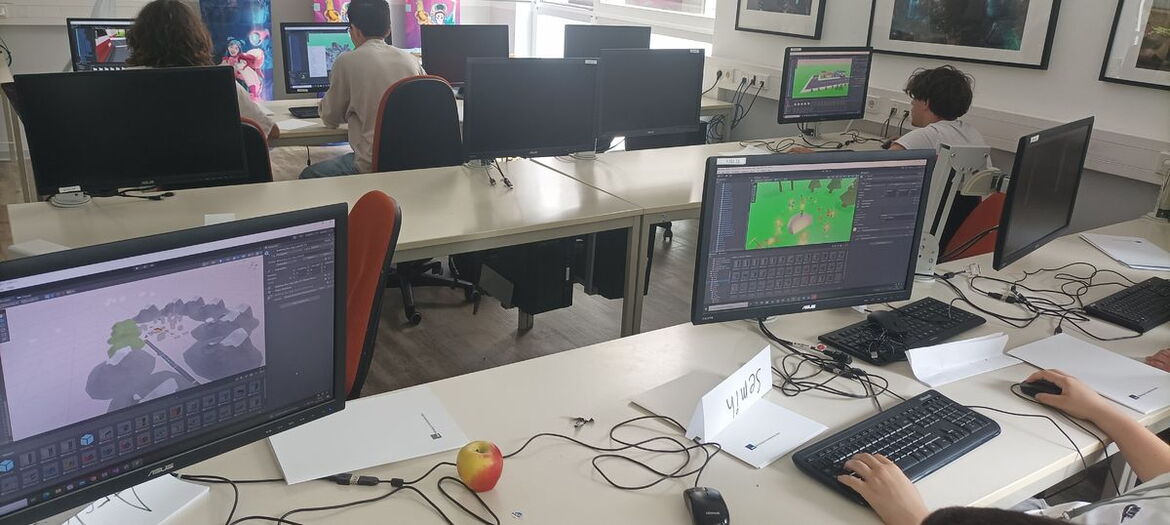 Schüler beim Programmieren an verschiedenen PCs