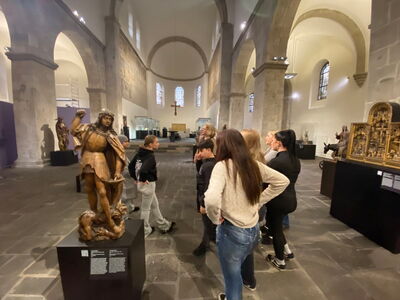 Schüler bewegen sich zwischen Statuen umher