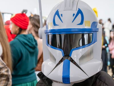 Ein Schüler mit einem Star Wars Helm