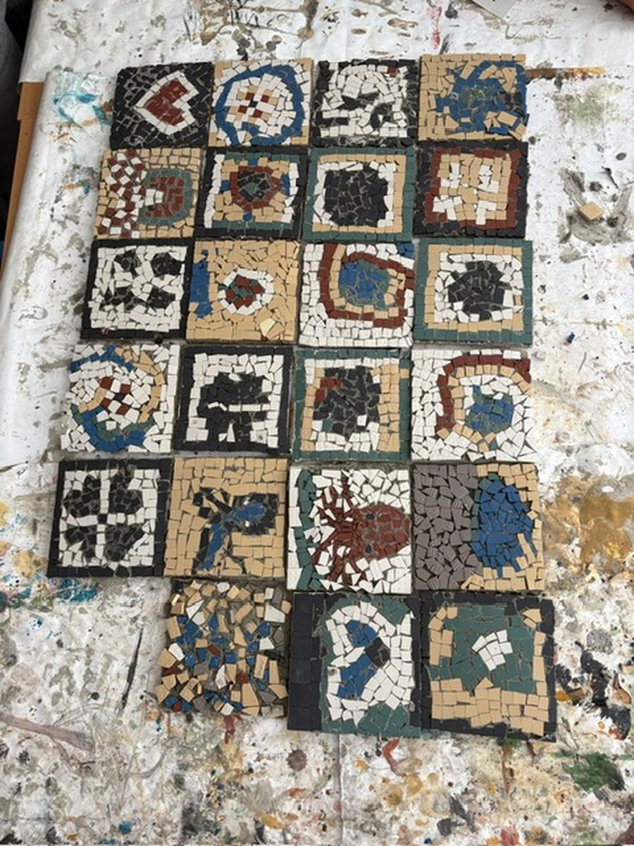 Mosaikkunstwerke liegen auf einem Tisch