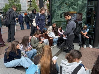 Schülergruppe vor dem Anne-Frank-Haus