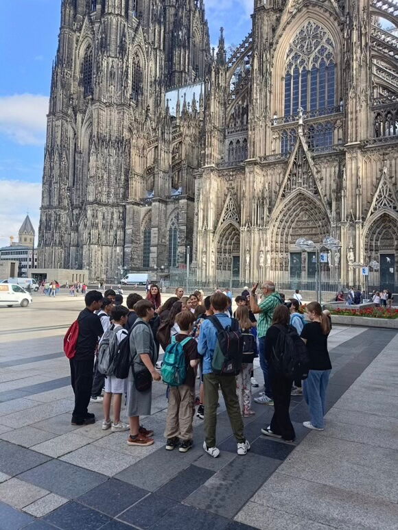 Die Klasse 6c vor dem Kölner Dom