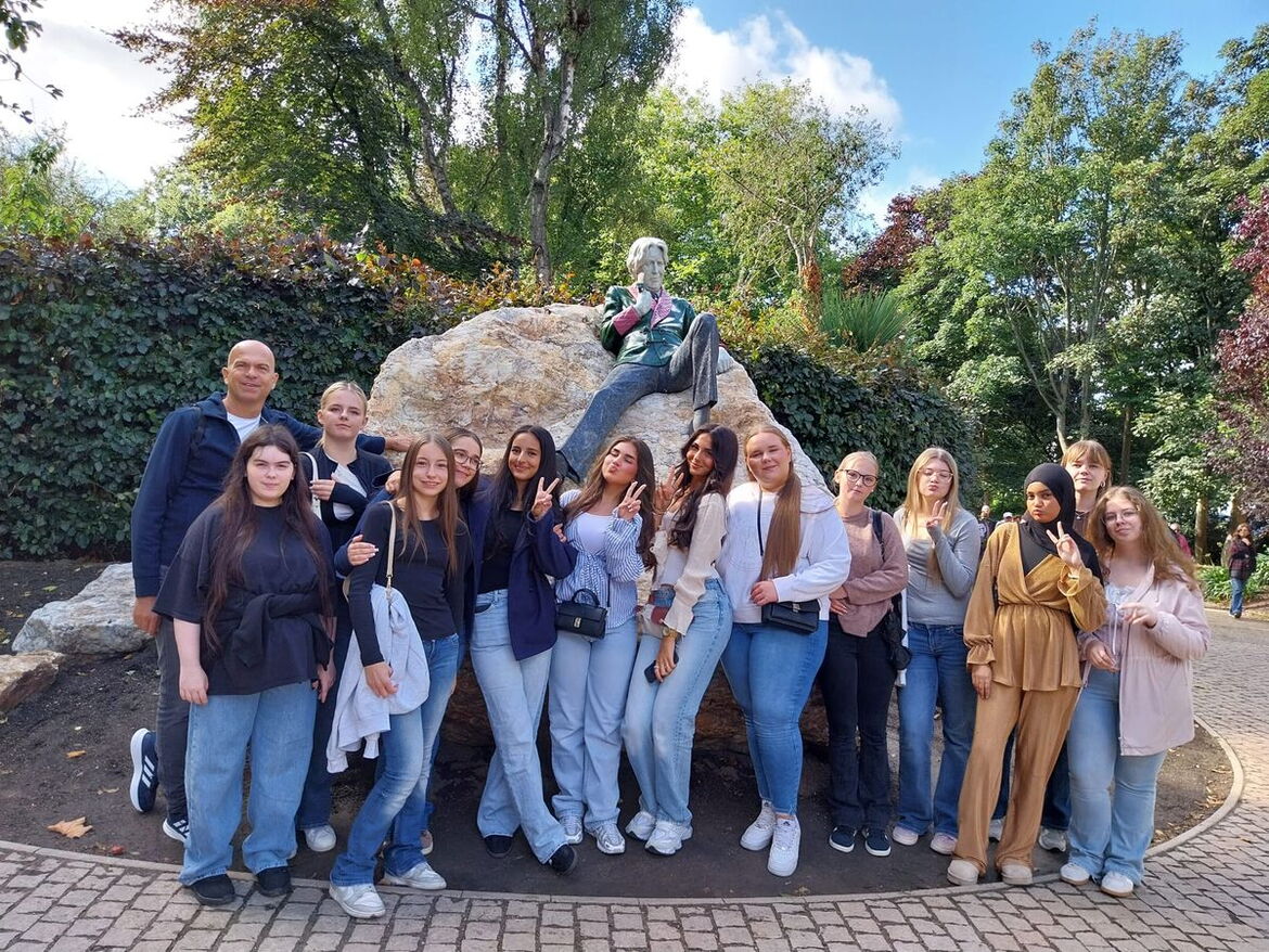 Gruppenfoto der 10b vor einem großen Stein