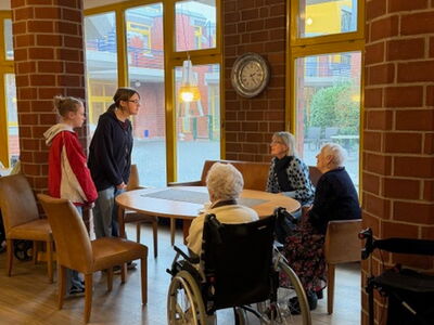Schüler im Gespräch mit Senioren