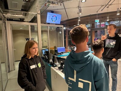 Schüler erhalten eine Führung
