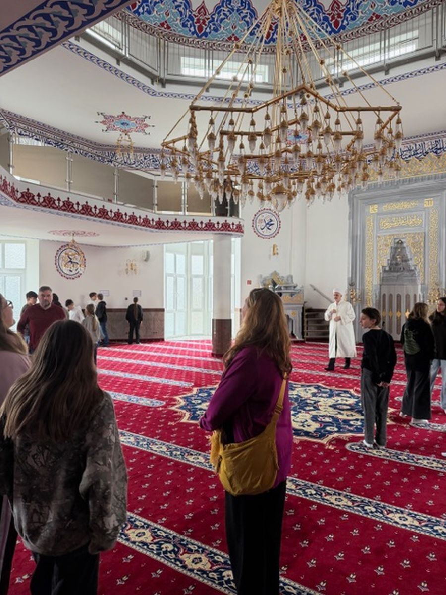 Mehrere Personen stehen zusammen in der Moschee