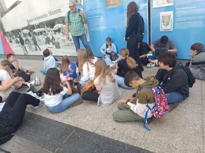 Die Klasse 6c vor dem Museum