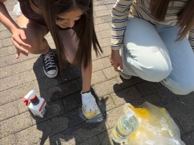 Stolpersteine werden gereinigt