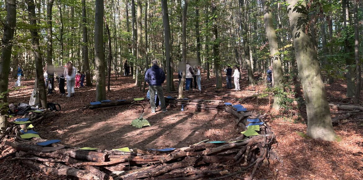 Schüler der 5. Klasse im Wald