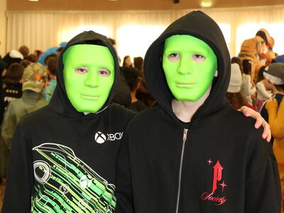 Wer versteckt sich hinter den Masken?