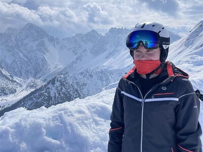 Eine Schülerin vor dem Alpenpanorama