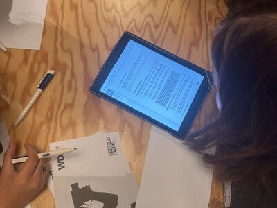 Schüler arbeiten mit dem Tablet
