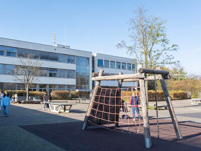 Blick auf den Pausenhof mit Klettergerüst