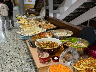 Aufgebautes Buffet auf einer Tischreihe