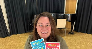 Kinder-Krimi-Autorin Christina Bacher mit Büchern