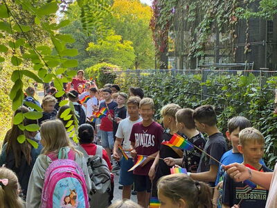 Die neue 5. Klasse wird von der Schulfamilie am Aufgang zur Schule empfangen