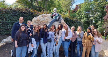 Gruppenfoto der 10b vor einem großen Stein