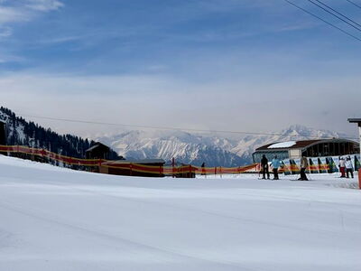 Landschaftsaufnahme mit Blick auf schneebedeckte Alpen