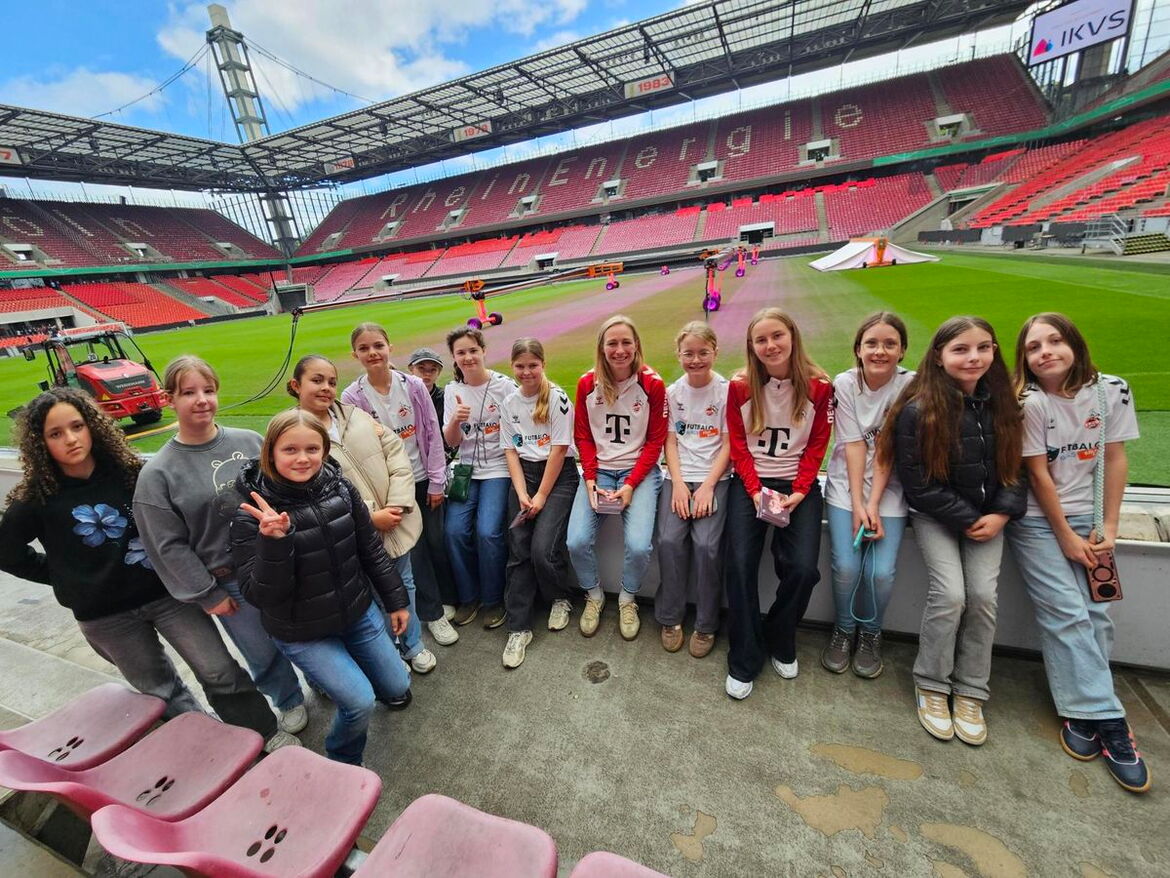 Gruppenbild der Schülerinnen im Stadion