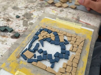 Ein Mosaikkunstwerk wird erstellt