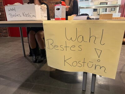 Stimmzettelabgabestelle für die Wahl des bestens Kostüms