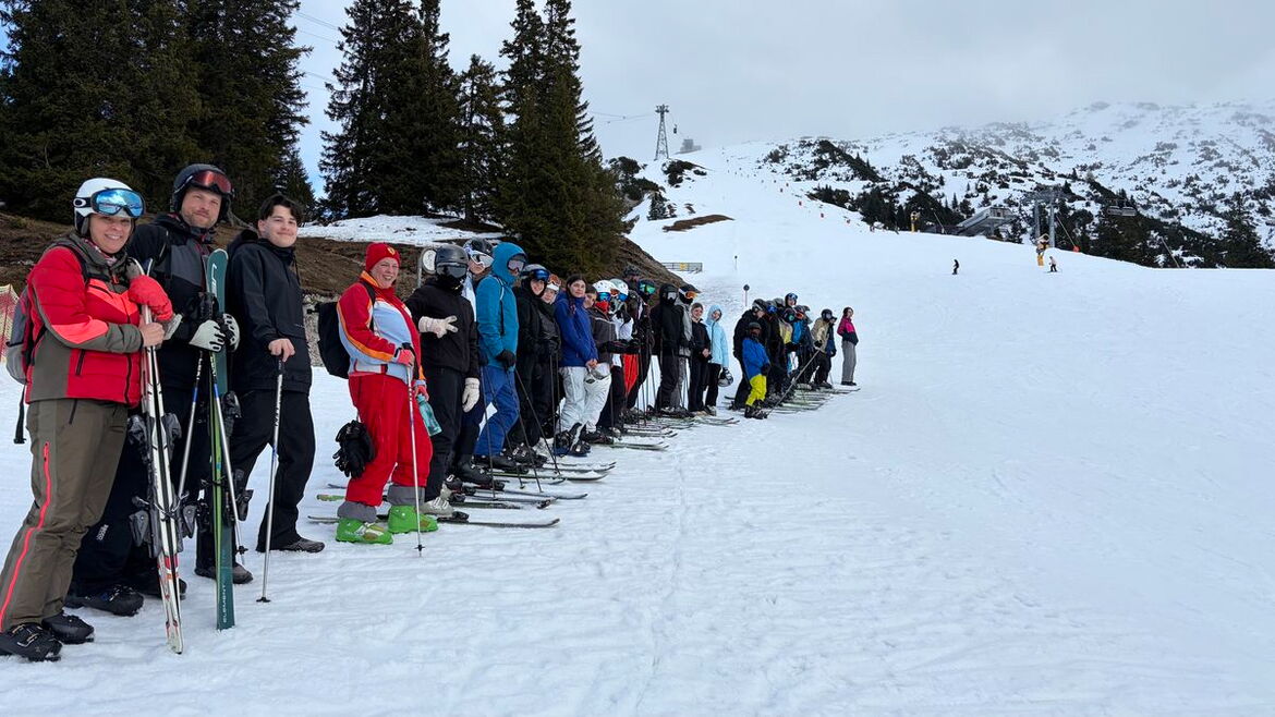 Die Ski-AG auf Skiern im Schnee