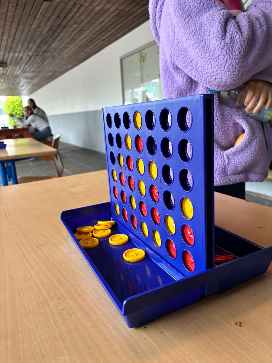 Das Spiel Vier gewinnt steht auf einem Tisch