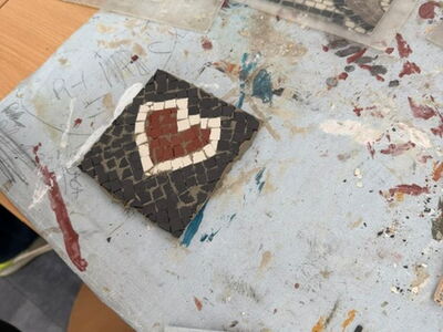 Mosaikkunstwerke liegen auf einem Tisch