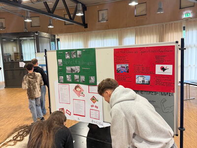 Schüler informieren sich an einer Plakatwand