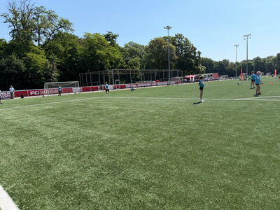 Futbalo-Girls auf dem Fußballrasen
