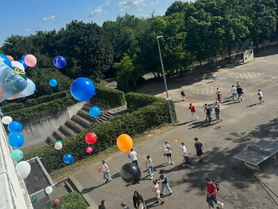 Luftballons werden aus dem Fenster geschüttet