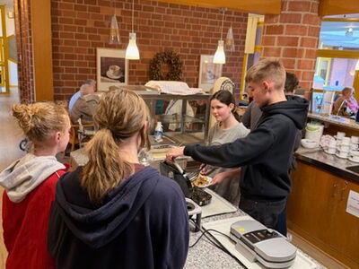 Schüler beim Waffeln backen