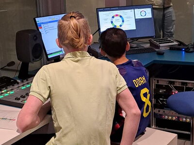 Schüler sitzen am Produktionstisch