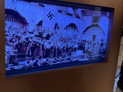 Ein Display zeigt Bilder der Geschichte