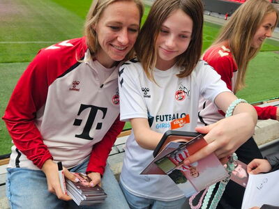 Die Schülerinnen bei der Autogrammstunde mit einer Profispielerin