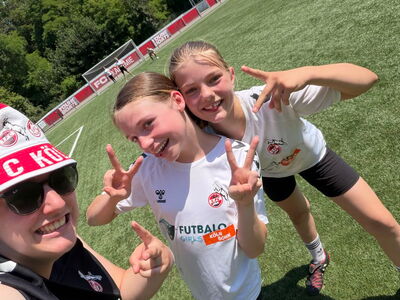 Futbalo-Girls auf dem Rasen in Pose