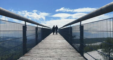 Zwei Schüler gehen auf der Panorama Erlebnisbrücke
