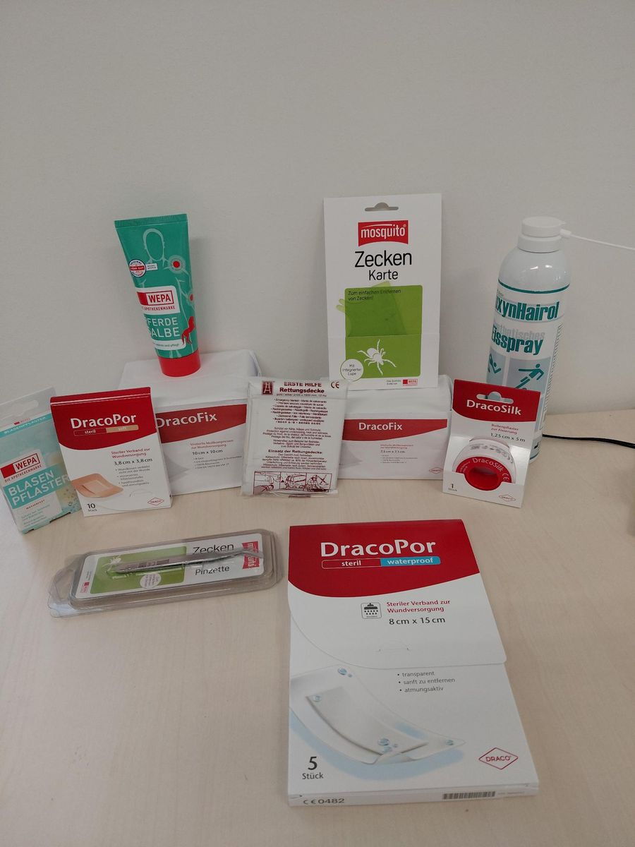 Apothekenprodukte auf einem Tisch ausgebreitet