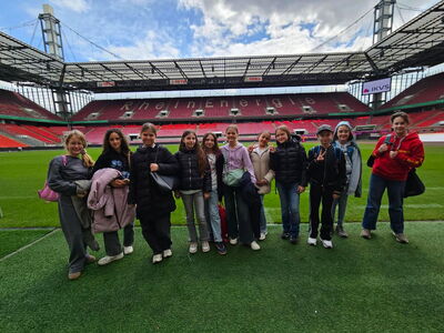 Gruppenbild der Schülerinnen im Stadion