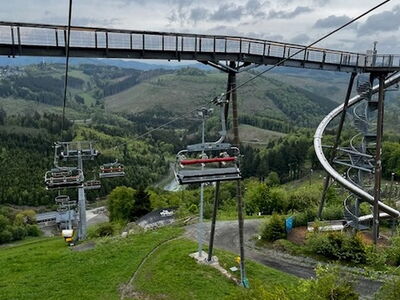 Blick auf eine Skiliftanlage