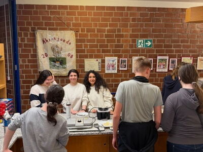 Schüler beim Waffeln backen