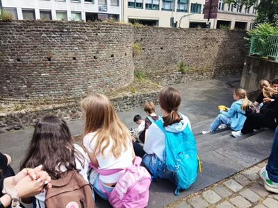 Die Klasse 6c vor der Römermauer