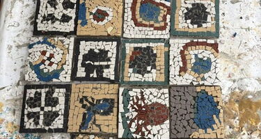 Mosaikkunstwerke liegen auf einem Tisch