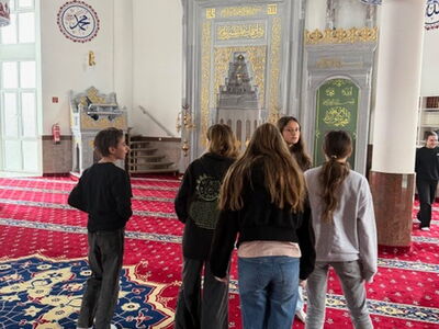 Mehrere Schüler stehen zusammen in der Moschee
