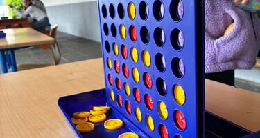 Das Spiel Vier gewinnt steht auf einem Tisch