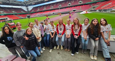 Gruppenbild der Schülerinnen im Stadion