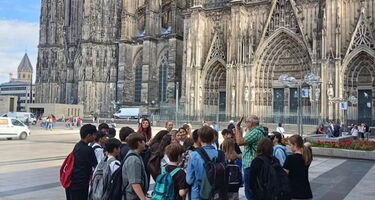 Die Klasse 6c vor dem Kölner Dom